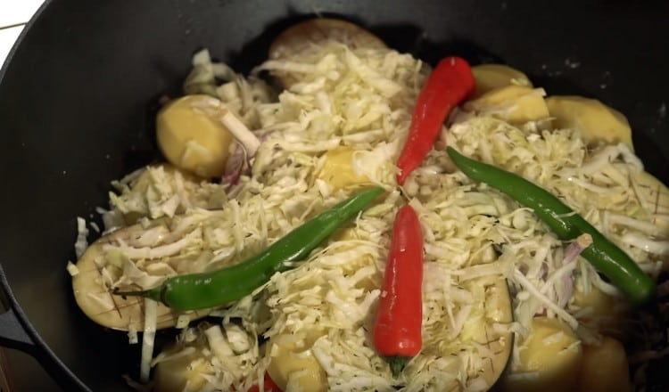 Apoi, adăugați păstăile cu ardei iute.