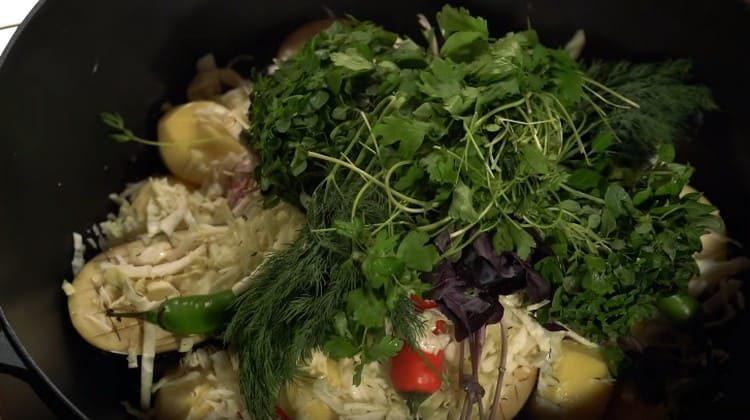 Adăugați o grămadă de busuioc, mărar, pătrunjel, cilantro.