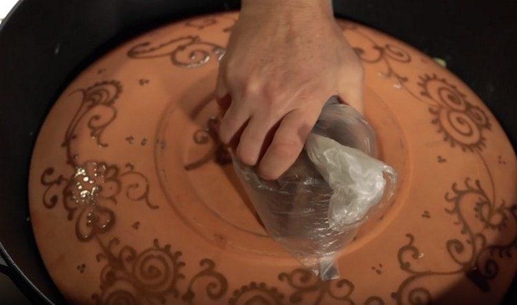 se acoperă conopida cu o farfurie mare. puneți încărcătura deasupra.