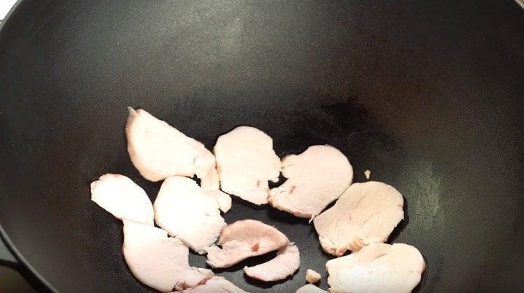 în partea de jos a cazanului, așezați grăsimea coada grasă tăiată în felii.