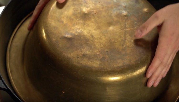 închideți căldarul cu un capac sau o capacitate mare.