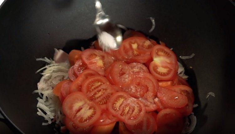 presărați morcovii cu sare.