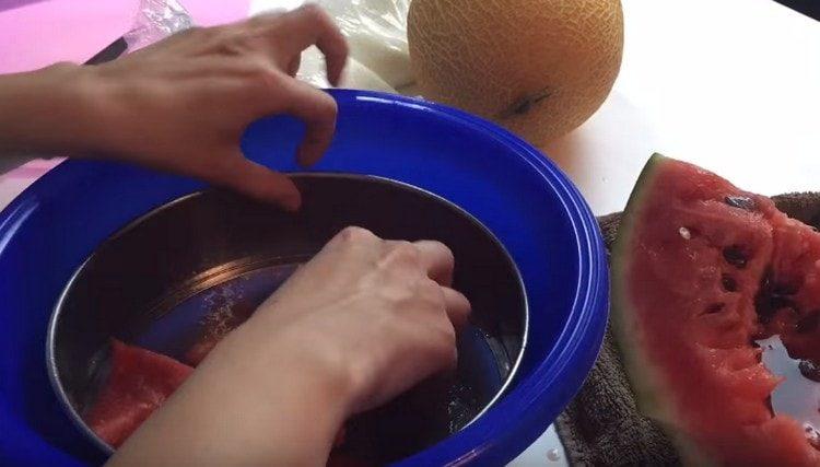 Ștergeți carnea pepene verde printr-o sită.