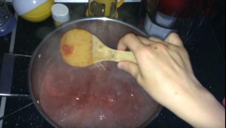 După răcire, fierbeți din nou gemul, adăugați acid citric.