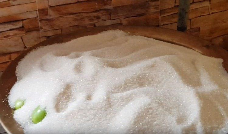 Vertimos ciruelas con azúcar.