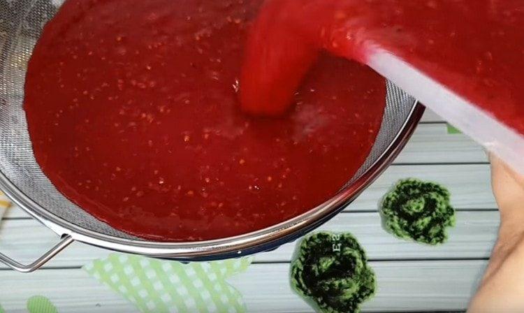 Vi sætter en sigte i en skål og hæld bærmassen i den.