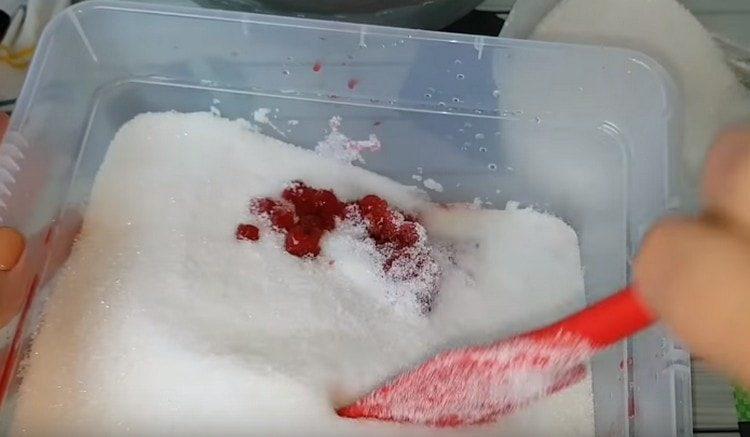 Tilsæt halvdelen af sukkeret i bærene og bland.