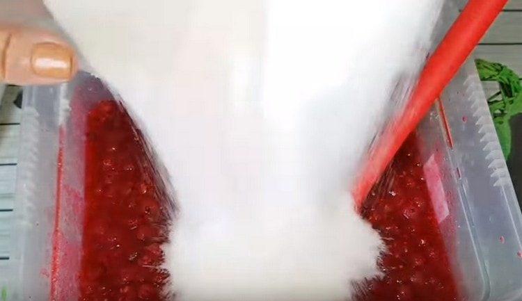 Tilsæt det resterende sukker og bland igen.