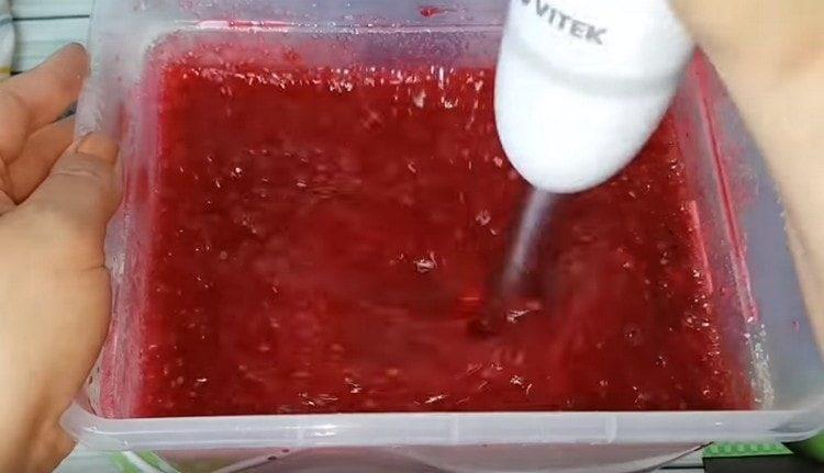 Vi afbryder massen med en blender.