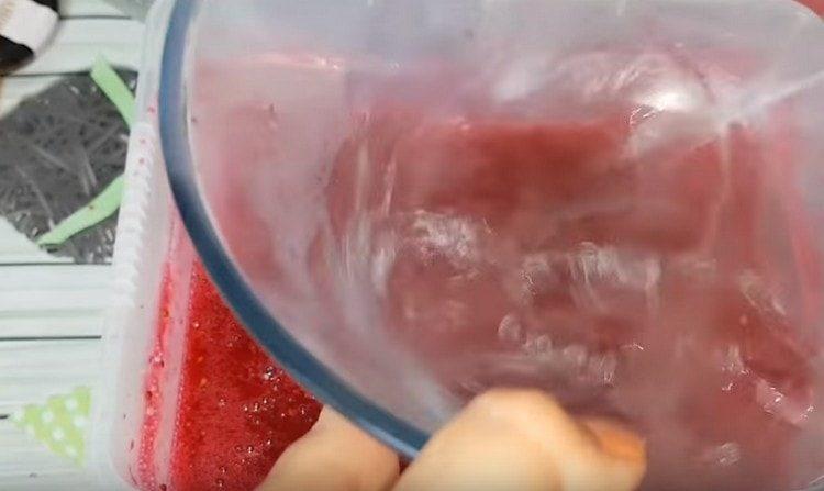 Vi hælder kogende vand over syltetøjskålen.