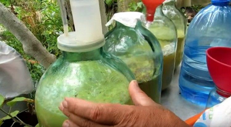 Adăugăm apă și instalăm încuietori de apă.