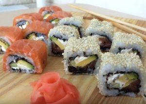 Pregătim sushi delicioase acasă conform unei rețete pas cu pas cu o fotografie.