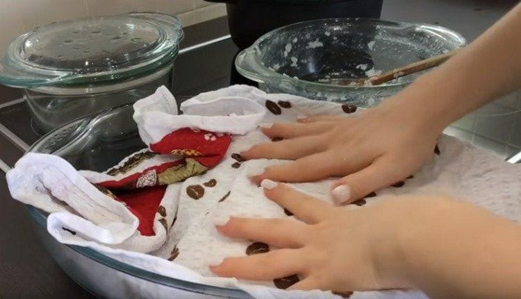 acoperiți orezul de răcire cu un prosop umed.