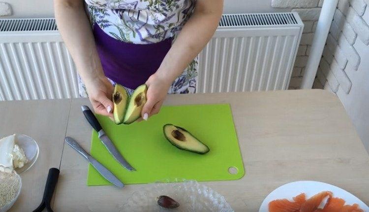 Tăiați avocado în 4 părți, îndepărtați piatra.