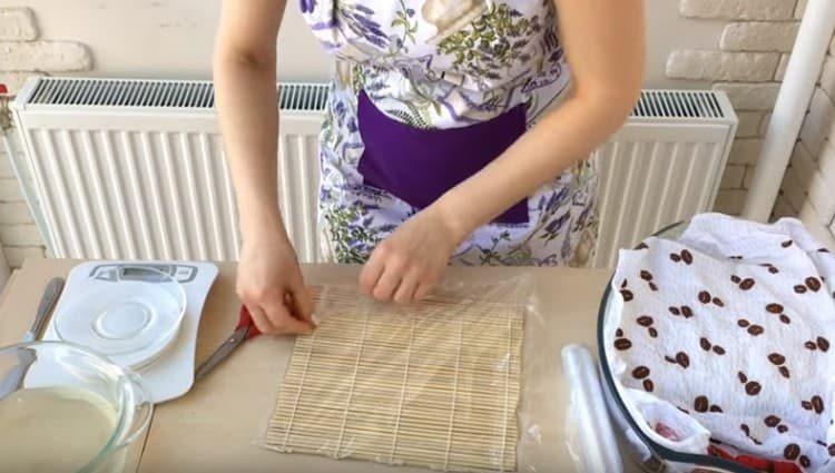 Învelim covorașul în folie.