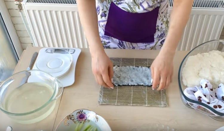 Pune orez pe o foaie de nori.