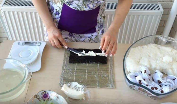 Aplicați brânza Philadelphia pe nori.