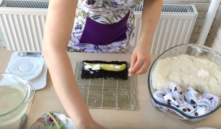 Adăugați castraveții și avocado.