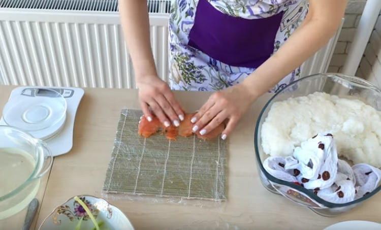 Acoperim ruloul cu pește roșu.