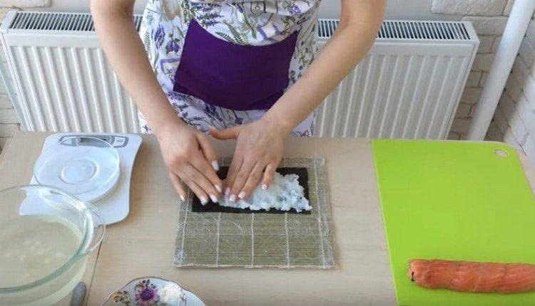 aplica orez pe cealalta jumatate a frunzei de nori.