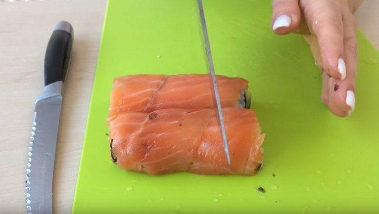 tăiați rulourile în role porționate.