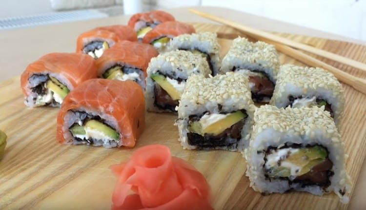 Un astfel de sushi delicios este servit cu ghimbir murat și sos wasabi.