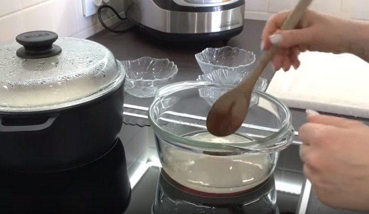 Separat, gătim oțet cu zahăr.