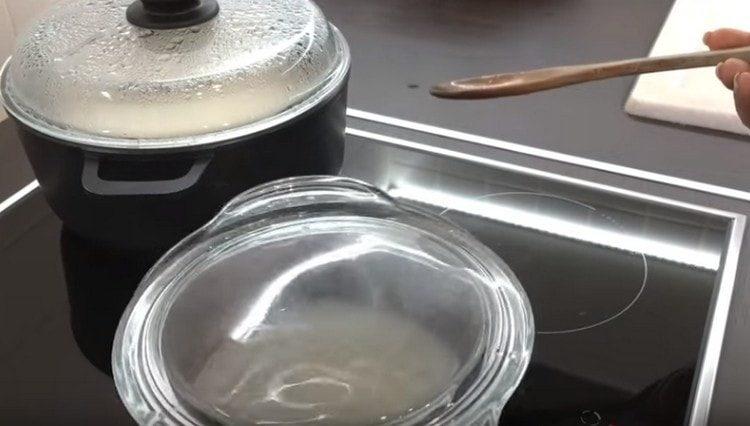 lasă oțetul să se infuzeze sub capac.