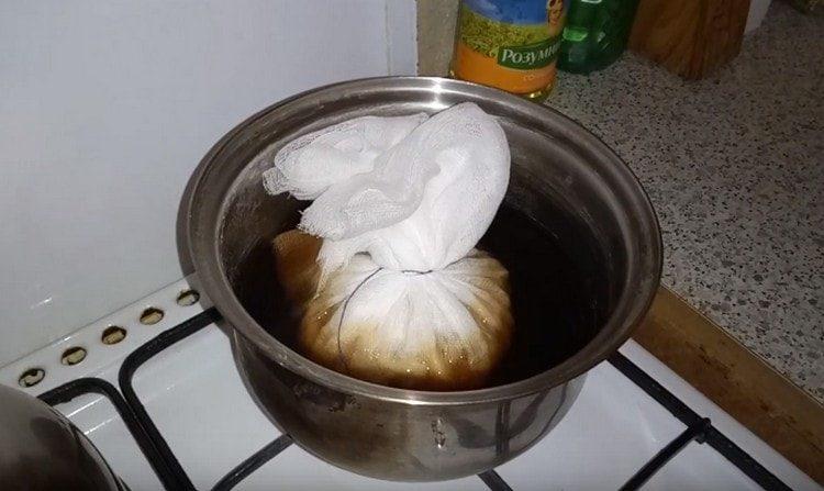 Læg en pose krydderier i en gryde med sauce.