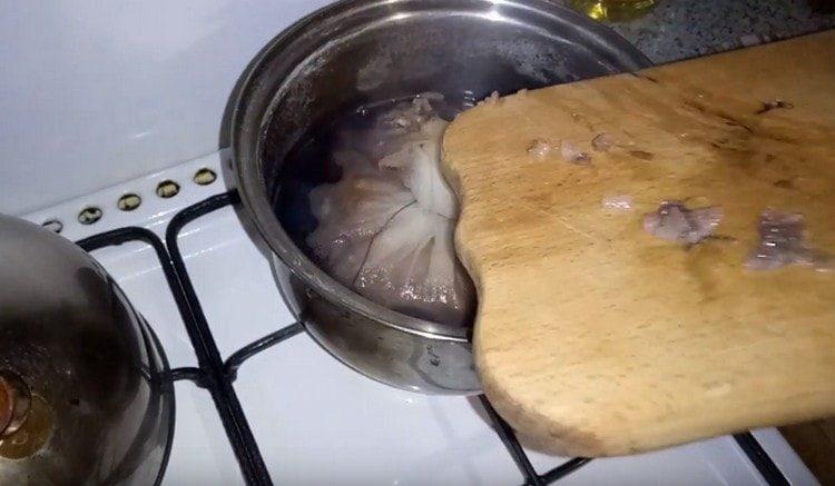 Hak ansjoserne fint, og føj til saucen.