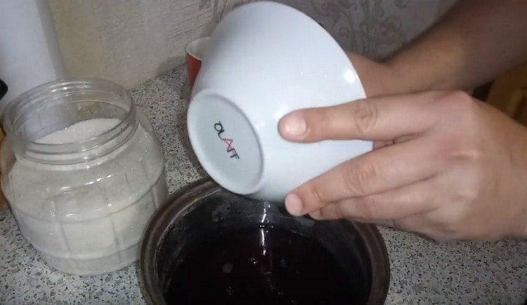 hæld eddike, sojasovs, citronsaft i gryden.