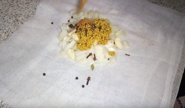 Vi spreder løg på osteklæde foldet i 4 lag, tilsæt nelliker, peberkorn, sennep.