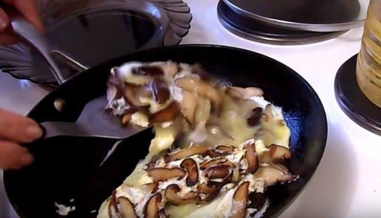 Întoarceți ouăle înăbușite pe cealaltă parte.