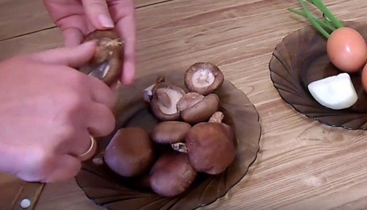 Ciupercile Shiitake i-au tăiat picioarele.