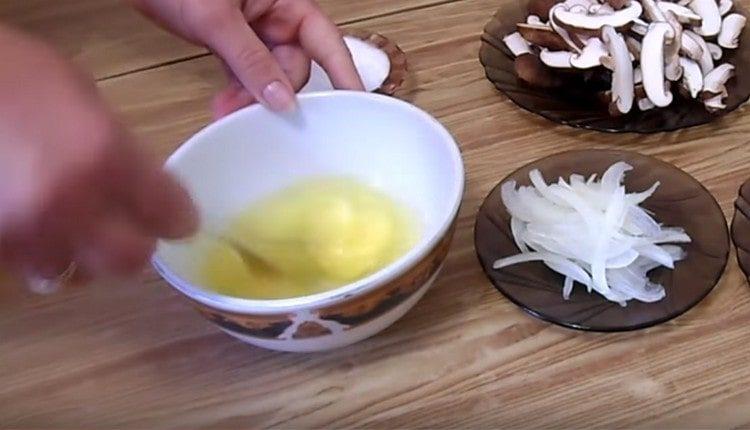 Bateți ouăle cu o furculiță.