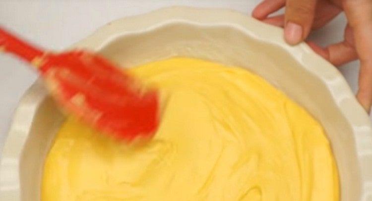 Despeje a massa em um molde, distribua.