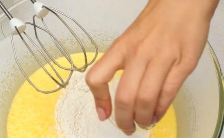 Em partes, introduzimos farinha com fermento em pó.