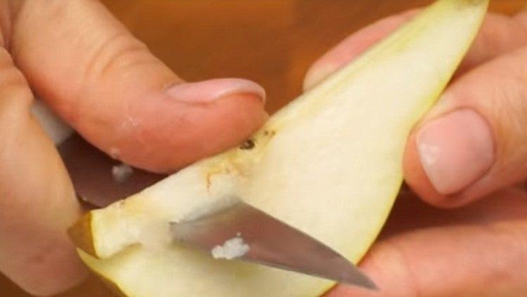 Nós removemos o núcleo da fruta.