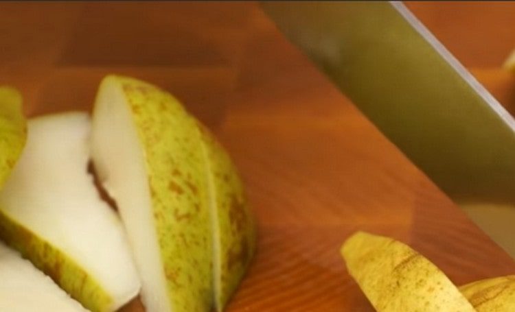 Cortamos cada quarto da pêra em 3 partes.