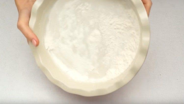 Lubrifique a assadeira com manteiga e polvilhe com farinha.