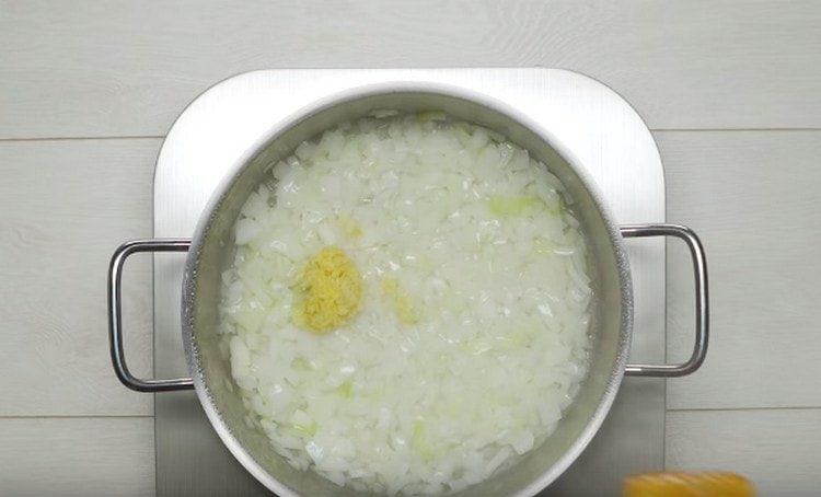 Agregue ajo picado a la cebolla.