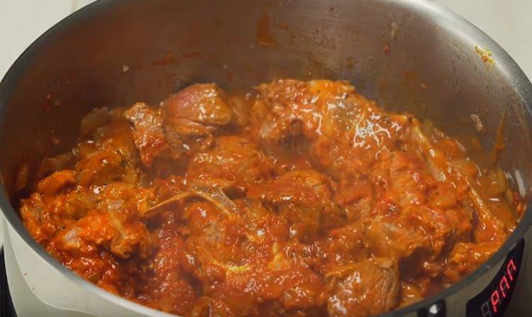 A continuación, agregue especias y pasta de tomate.