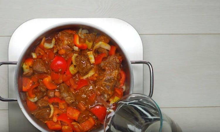 Agregue la pimienta, los tomates y el apio.