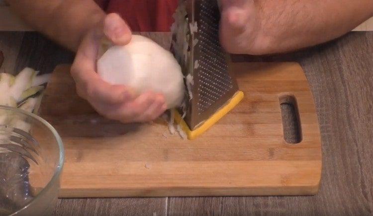 frecați daikon pe o răzătoare grosieră.