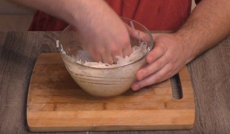 Frământă daikon cu mâinile tale.