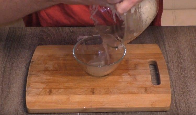 Presați sucul de la daikon.