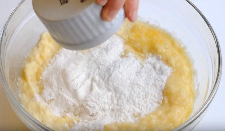 Добавете сол, подправки, брашно.