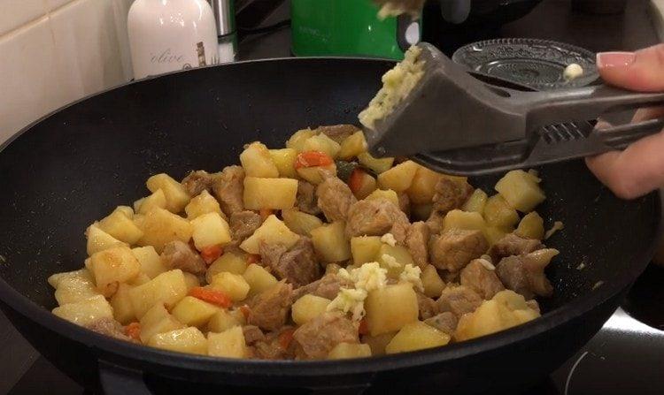 Før stegt hvidløg gennem pressen.