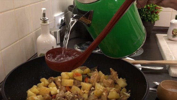 Opløs saltet i en skål med vand, og tilsæt den til skålen.