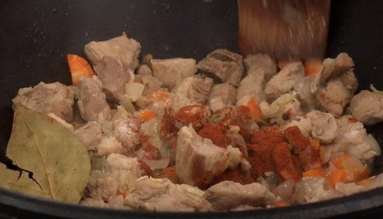 Tilsæt laurbærblad og paprika til kødet.